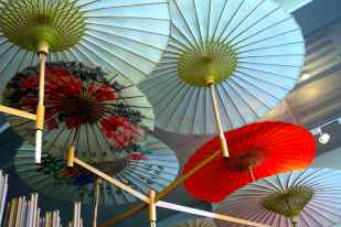 Ombrellini colorati che pendono dal soffitto