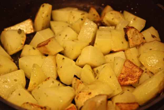 Rosolare i tocchetti di patate