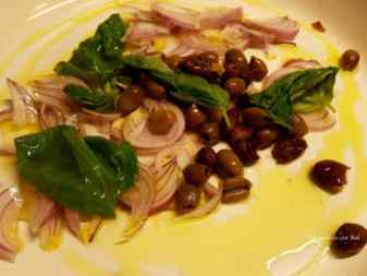 Soffriggere la cipolla con olive e basilico