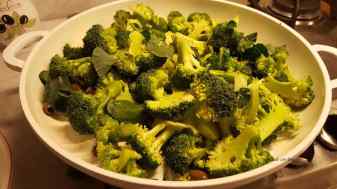 Aggiungere le cime di broccoli